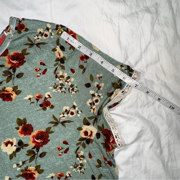 Rewind | Lace Trim Short Sleeve Crewneck Floral Rose Print Blouse - Picture 8 of 11